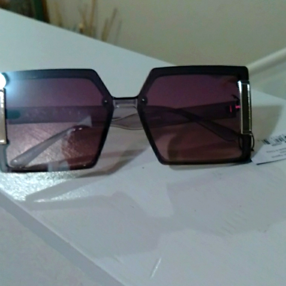 Gorgeous Women Sun glasses. Never used
